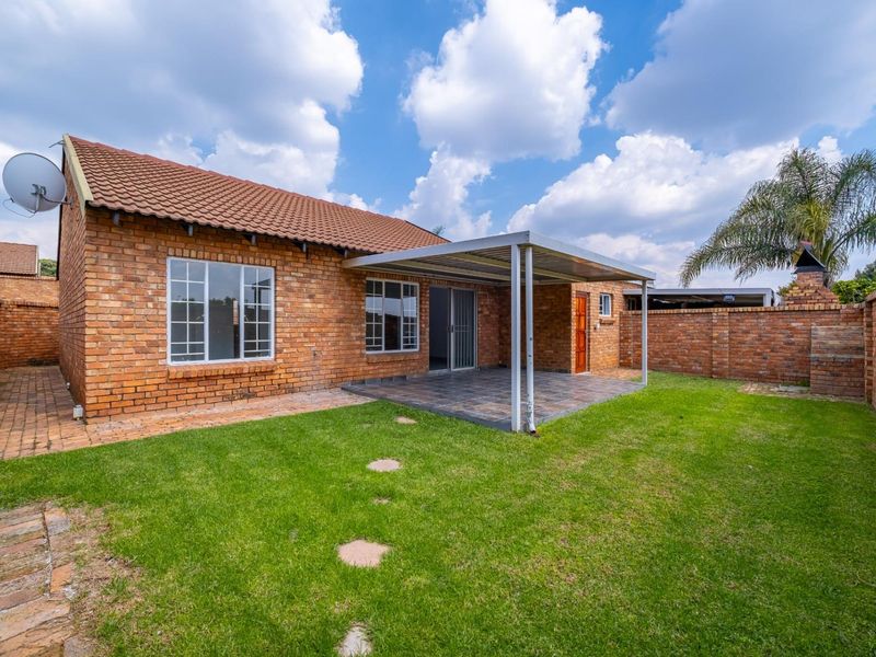 3 Bedroom Townhouse in Secure Complex for Sale in Elarduspark - Photo 2