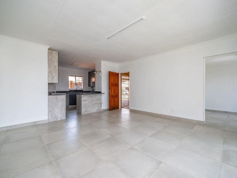 3 Bedroom Townhouse in Secure Complex for Sale in Elarduspark - Photo 6