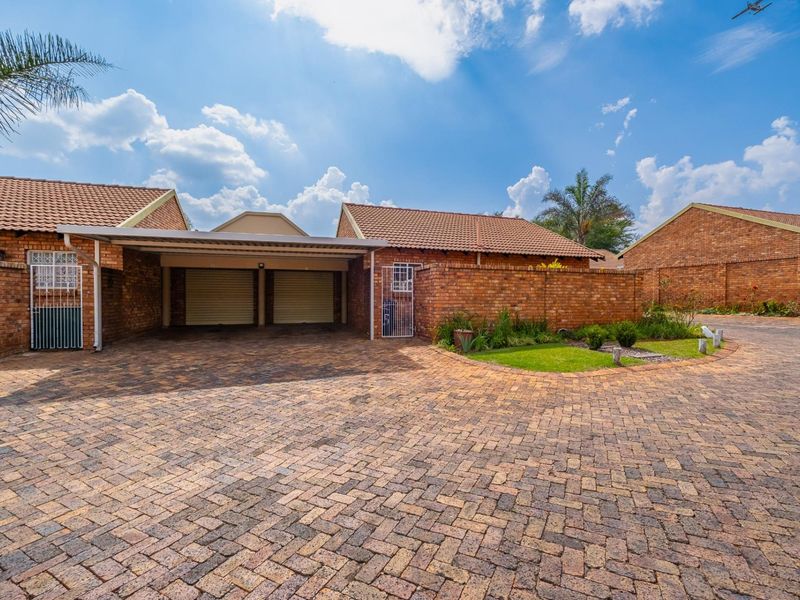 3 Bedroom Townhouse in Secure Complex for Sale in Elarduspark - Photo 3