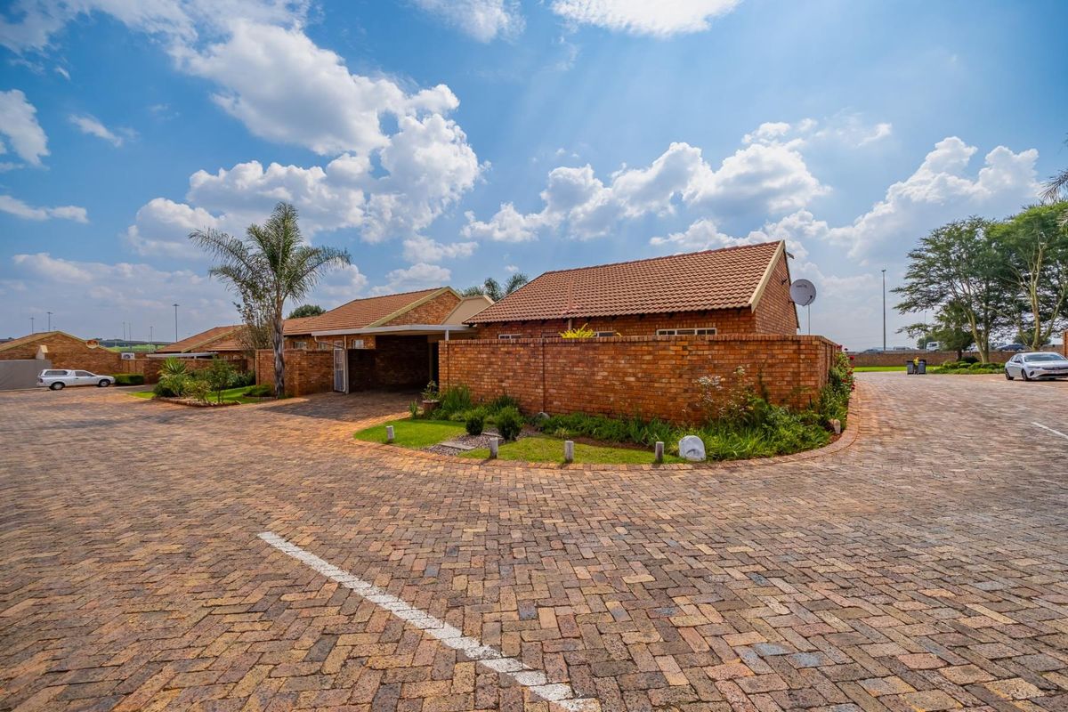 3 Bedroom Townhouse in Secure Complex for Sale in Elarduspark - Photo 4