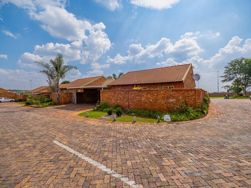 3 Bedroom Townhouse in Secure Complex for Sale in Elarduspark - Photo 4