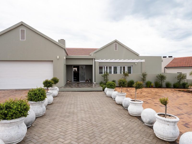 Single Storey Home In Admiral Island - Photo 3