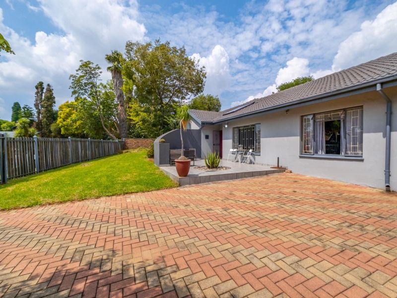 Dual Living Family haven in Garsfontein with braai area - Photo 2