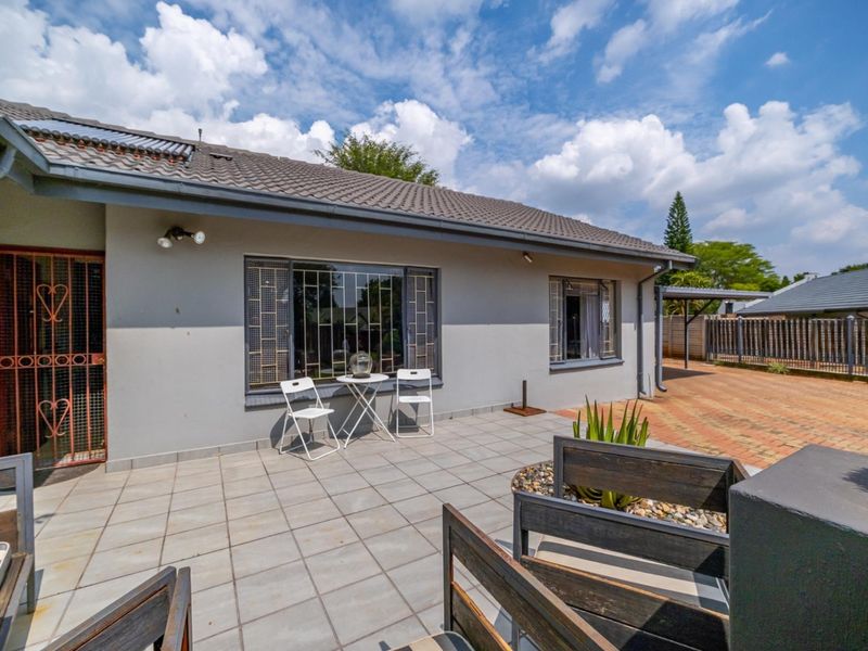 Dual Living Family haven in Garsfontein with braai area - Photo 5