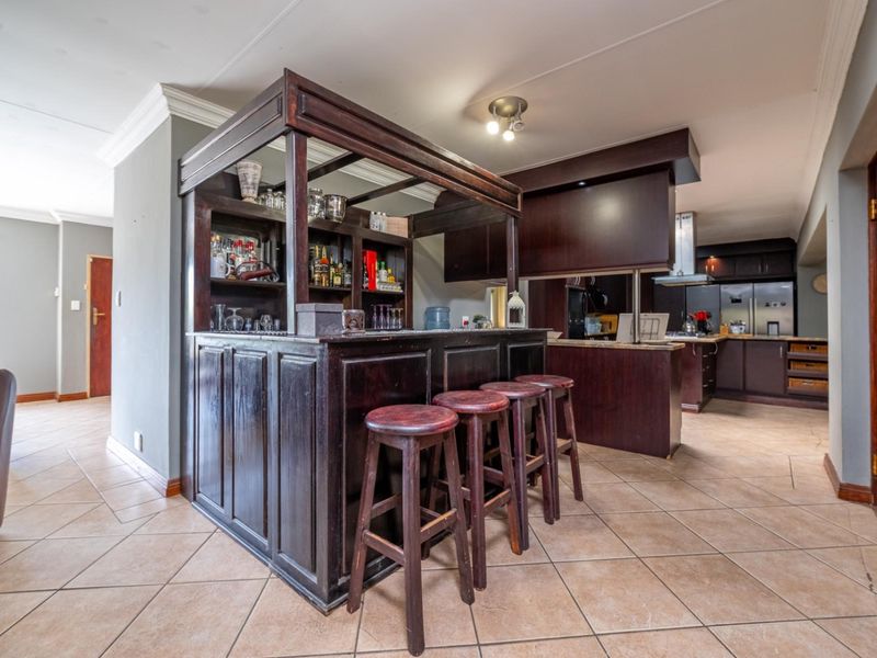 Dual Living Family haven in Garsfontein with braai area - Photo 9