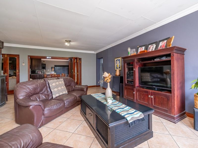 Dual Living Family haven in Garsfontein with braai area - Photo 8