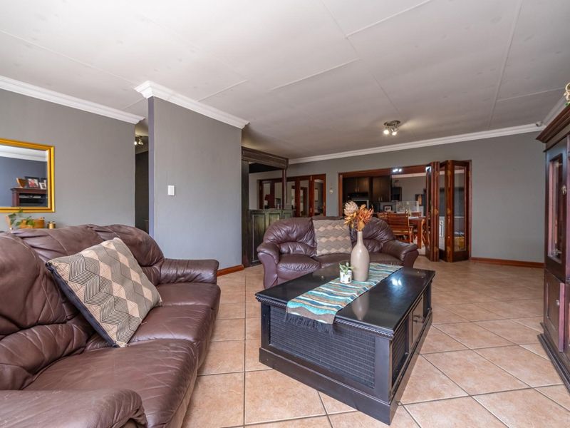 Dual Living Family haven in Garsfontein with braai area - Photo 6