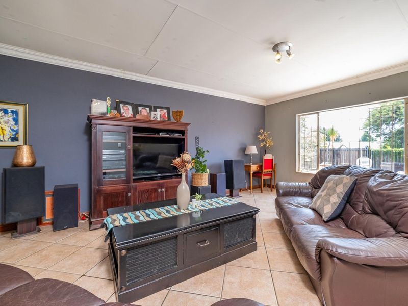 Dual Living Family haven in Garsfontein with braai area - Photo 7