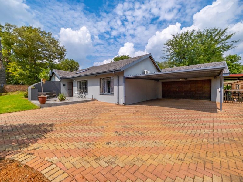 Dual Living Family haven in Garsfontein with braai area - Photo 1