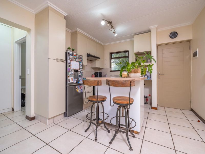 We are proud to present this home on a sole and Executive Mandate. - Photo 5