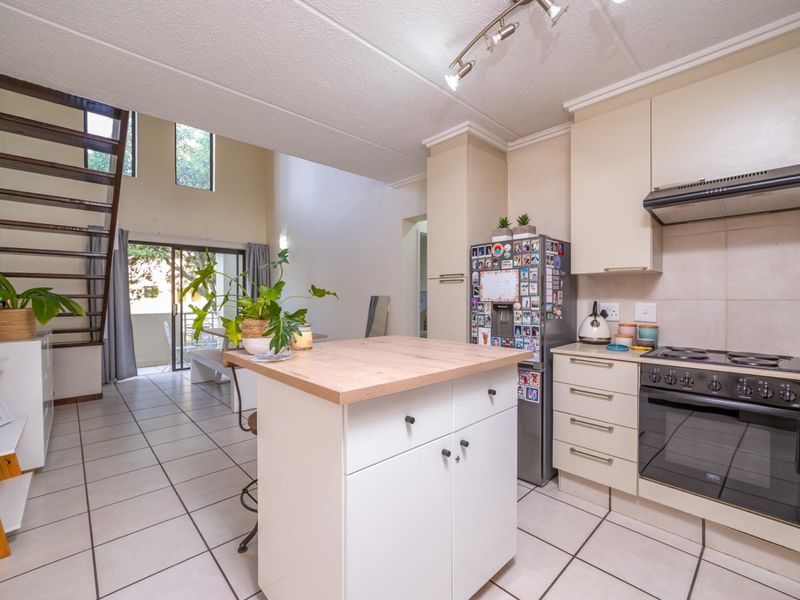 We are proud to present this home on a sole and Executive Mandate. - Photo 2