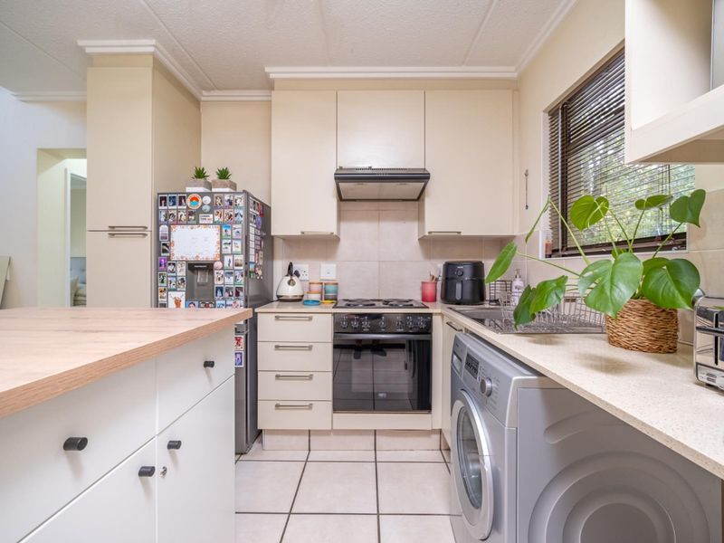 We are proud to present this home on a sole and Executive Mandate. - Photo 6