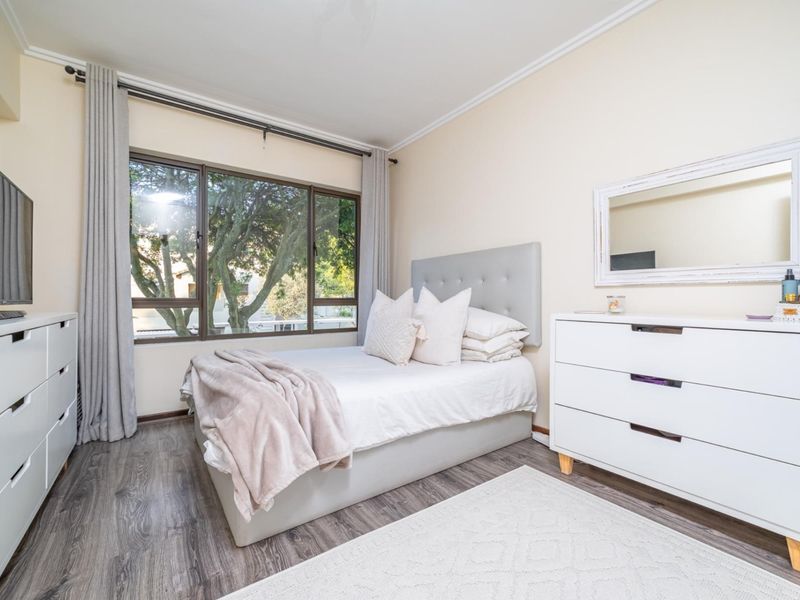 We are proud to present this home on a sole and Executive Mandate. - Photo 4