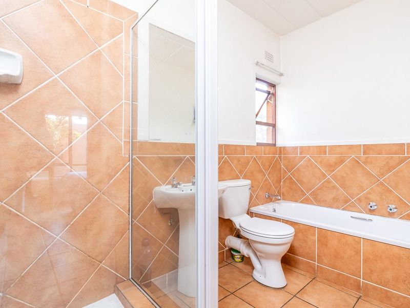 One bedroom unit in Sought after Estate Lonehill Estate - Photo 10