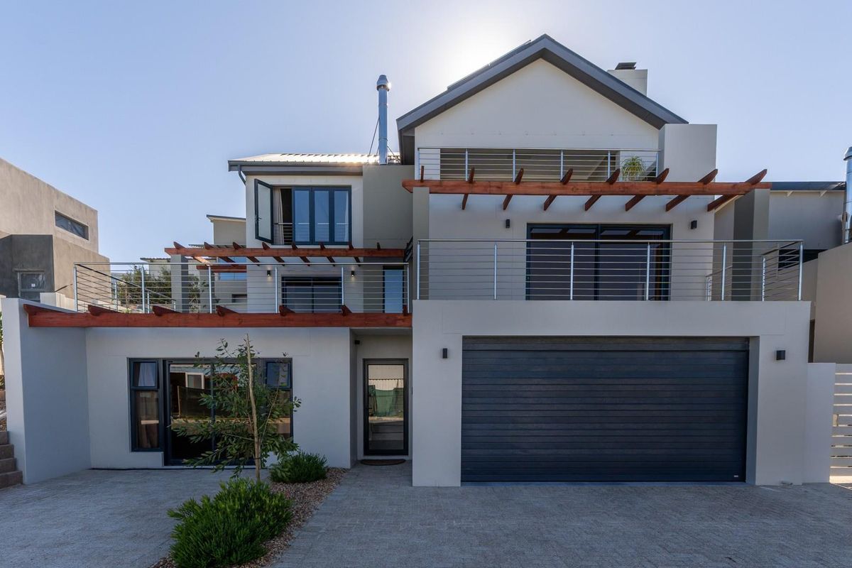 Sophisticated 4-Bedroom Modern Retreat in Fairhaven Country Estate - Photo 3