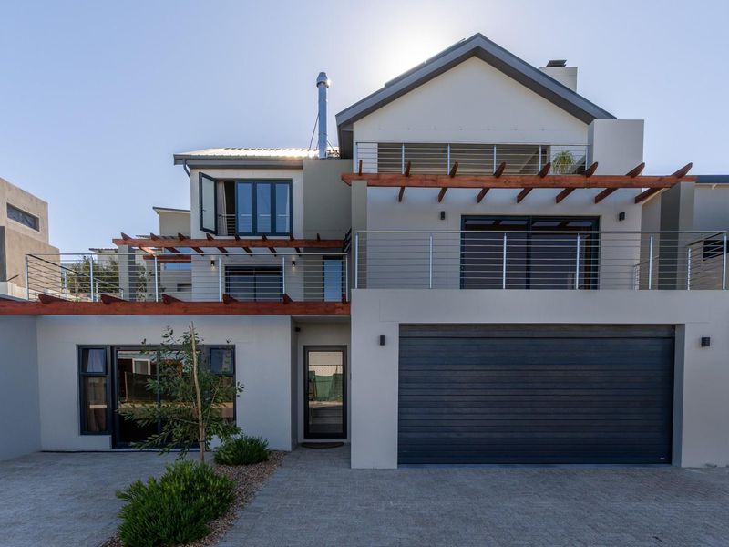 Sophisticated 4-Bedroom Modern Retreat in Fairhaven Country Estate - Photo 3