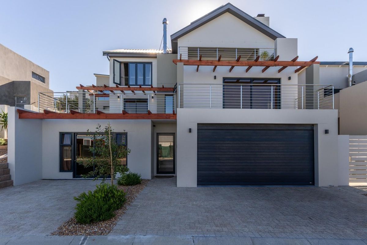 Sophisticated 4-Bedroom Modern Retreat in Fairhaven Country Estate - Photo 2