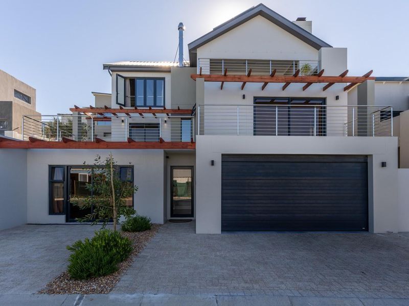 Sophisticated 4-Bedroom Modern Retreat in Fairhaven Country Estate - Photo 2