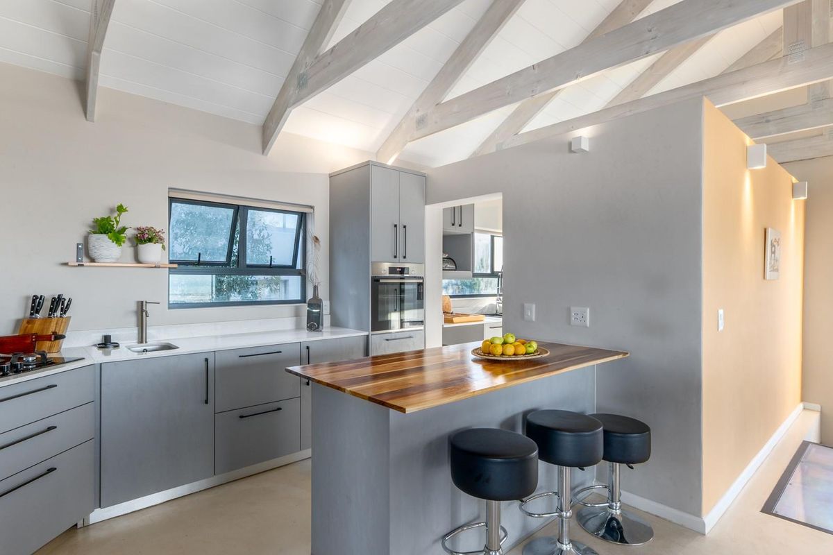 Sophisticated 4-Bedroom Modern Retreat in Fairhaven Country Estate - Photo 5