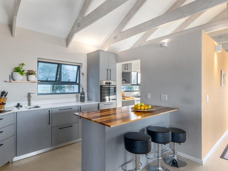 Sophisticated 4-Bedroom Modern Retreat in Fairhaven Country Estate - Photo 5