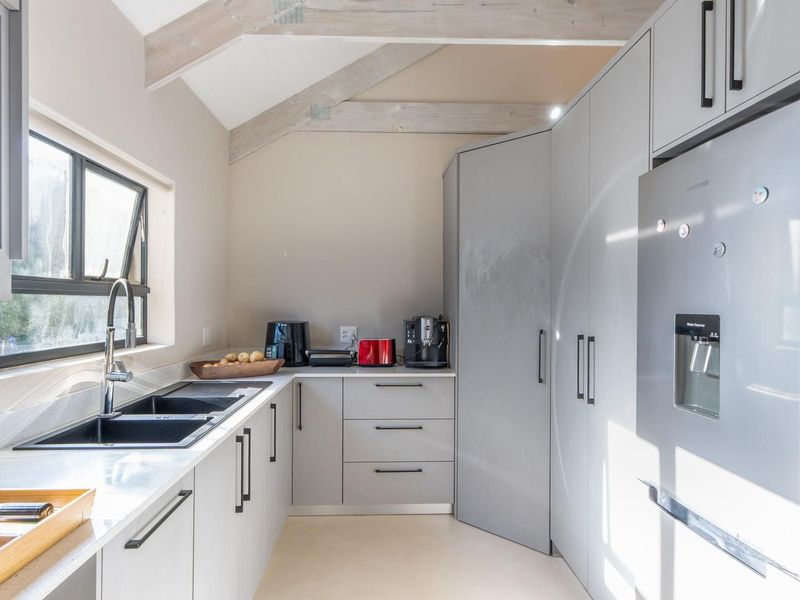 Sophisticated 4-Bedroom Modern Retreat in Fairhaven Country Estate - Photo 10