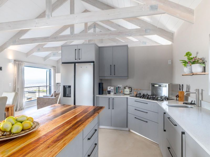 Sophisticated 4-Bedroom Modern Retreat in Fairhaven Country Estate - Photo 6