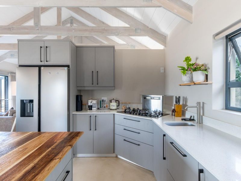 Sophisticated 4-Bedroom Modern Retreat in Fairhaven Country Estate - Photo 7