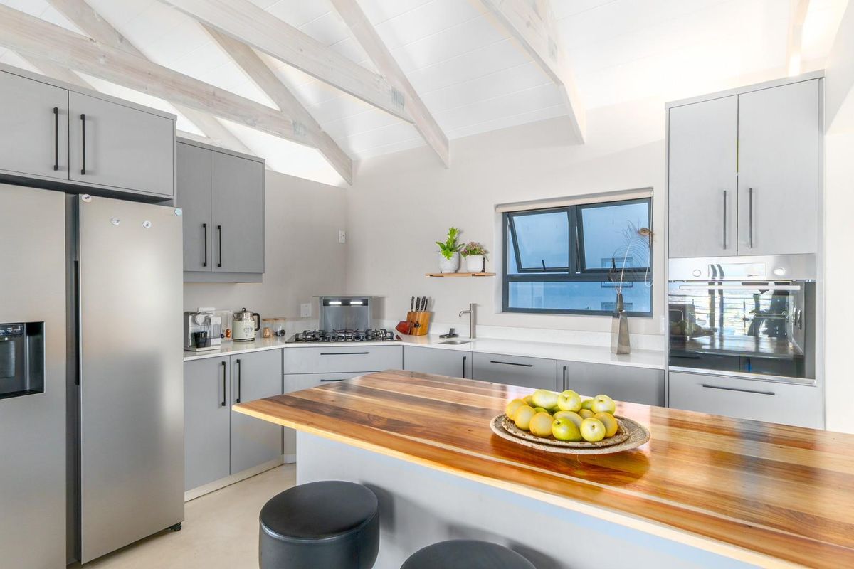 Sophisticated 4-Bedroom Modern Retreat in Fairhaven Country Estate - Photo 4