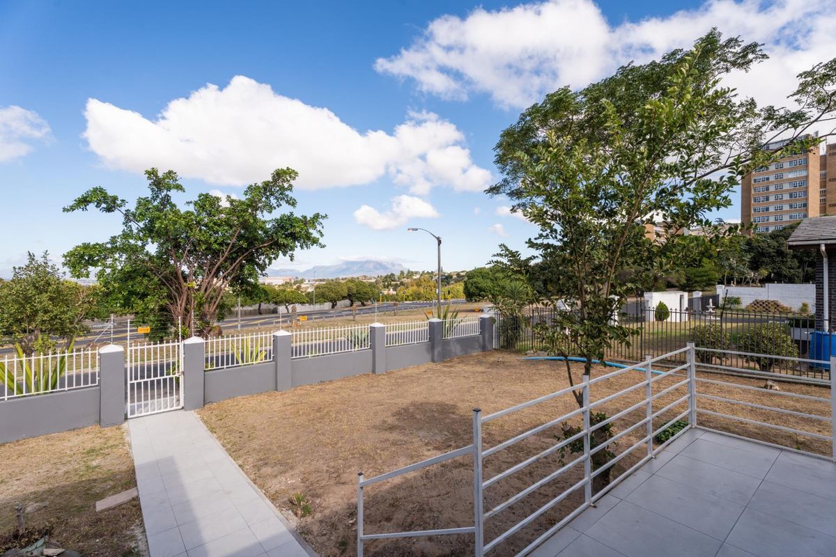 Modern Renovated Family Home with Table Mountain Views in Loevenstein - Photo 3