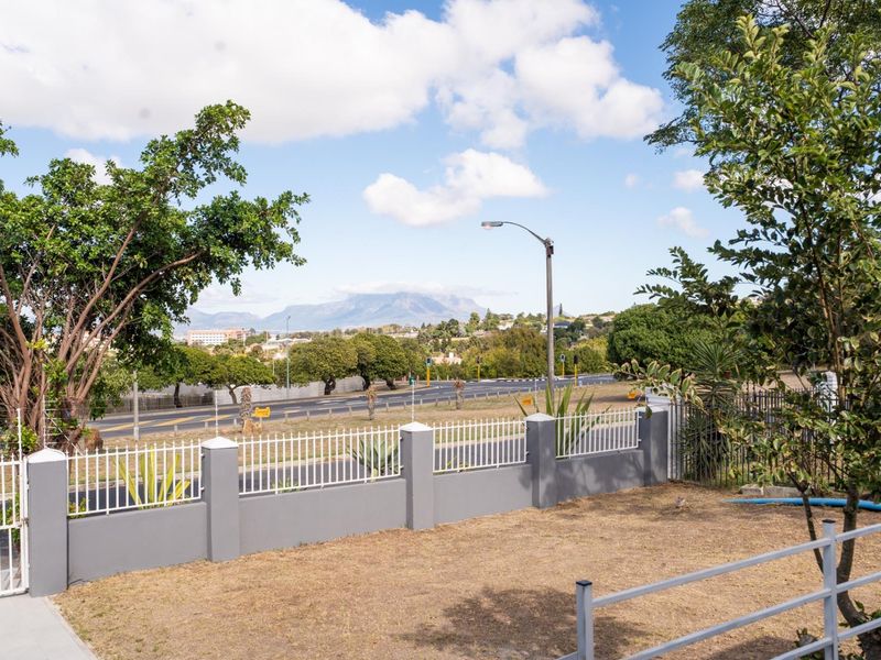 Modern Renovated Family Home with Table Mountain Views in Loevenstein - Photo 4