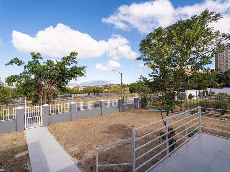 Modern Renovated Family Home with Table Mountain Views in Loevenstein - Photo 3