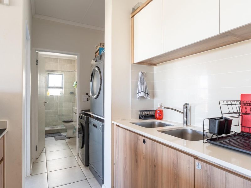 Exquisite 1 bedroom apartment in the ever popular De Zicht Estate, Richwood, Milnerton to let - Photo 10