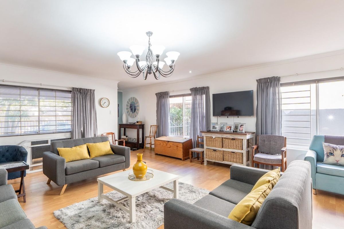 Spacious Family Home with Excellent Entertainment Flow in Paarl North - Photo 3