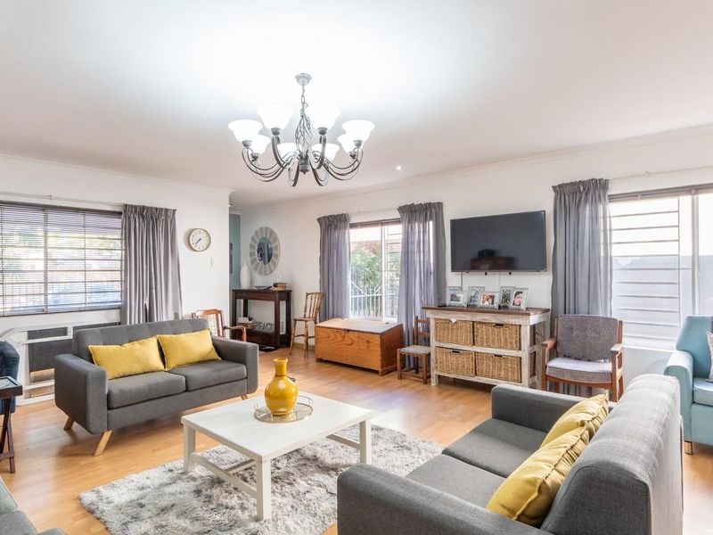 Spacious Family Home with Excellent Entertainment Flow in Paarl North - Photo 3