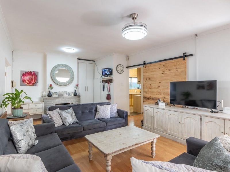 Spacious Family Home with Excellent Entertainment Flow in Paarl North - Photo 10