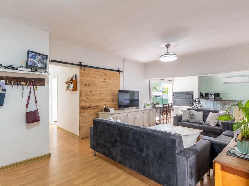 Spacious Family Home with Excellent Entertainment Flow in Paarl North - Photo 6