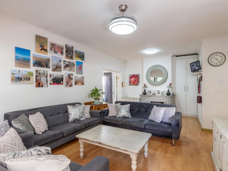 Spacious Family Home with Excellent Entertainment Flow in Paarl North - Photo 9