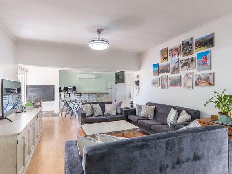 Spacious Family Home with Excellent Entertainment Flow in Paarl North - Photo 7