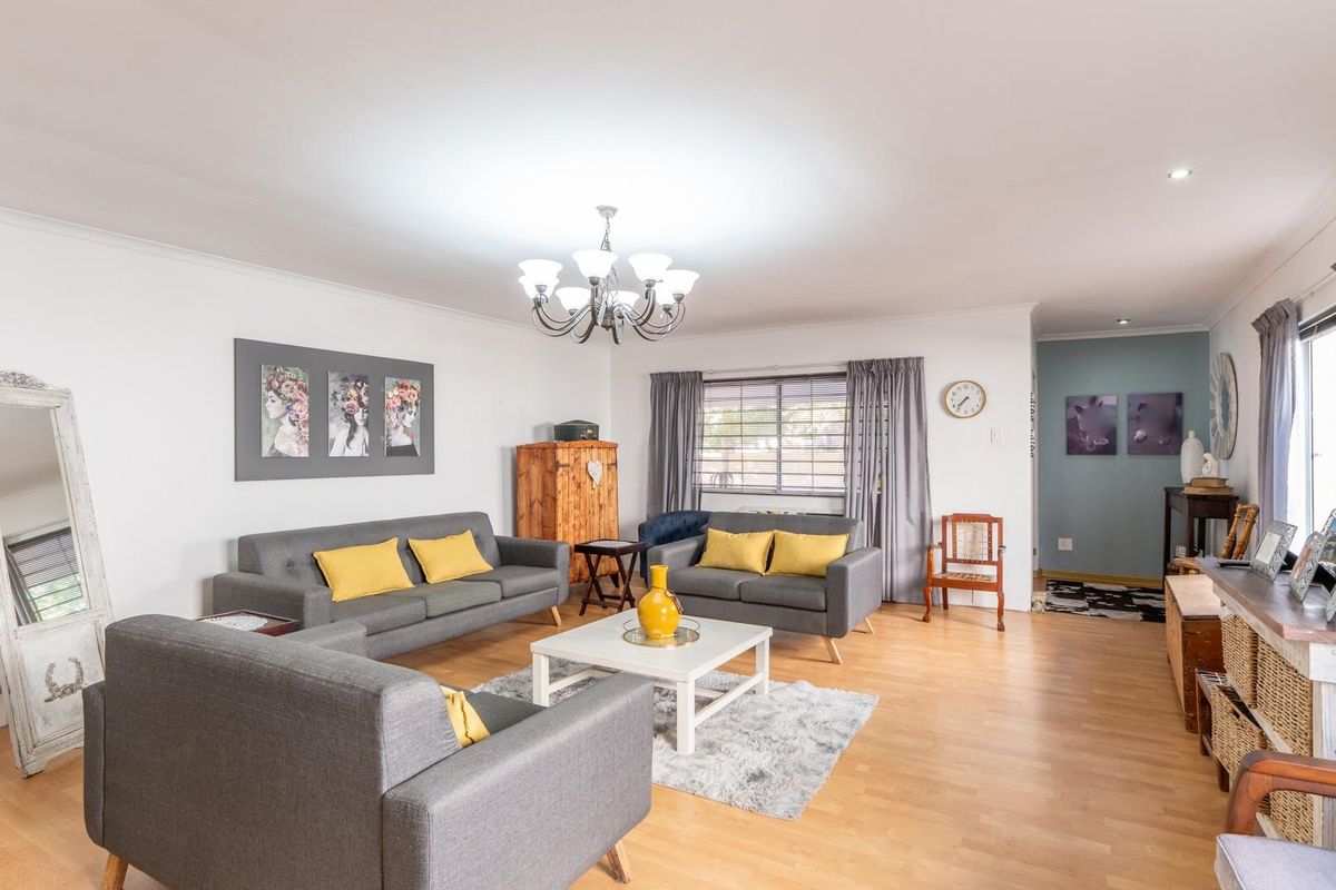 Spacious Family Home with Excellent Entertainment Flow in Paarl North - Photo 4