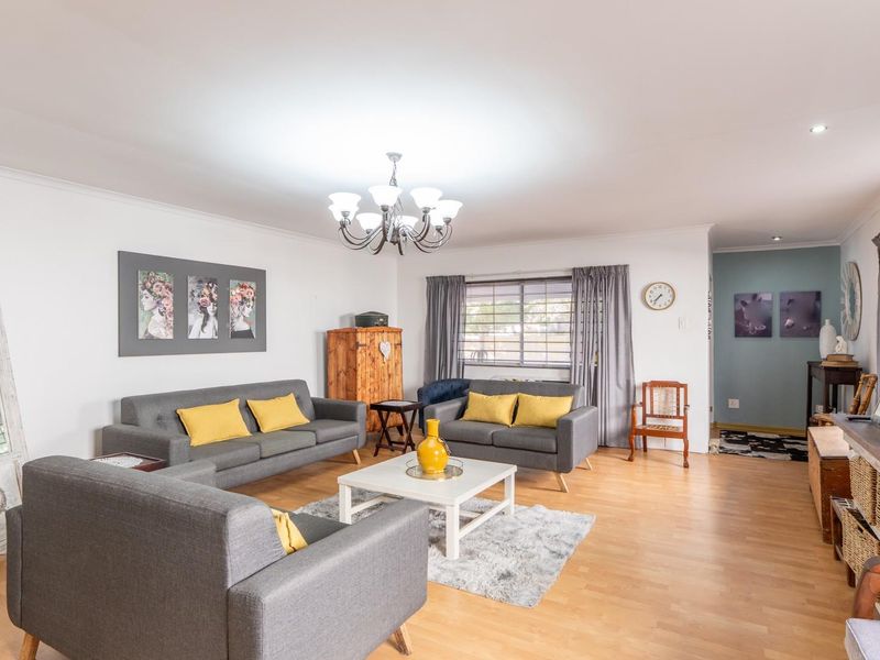Spacious Family Home with Excellent Entertainment Flow in Paarl North - Photo 4