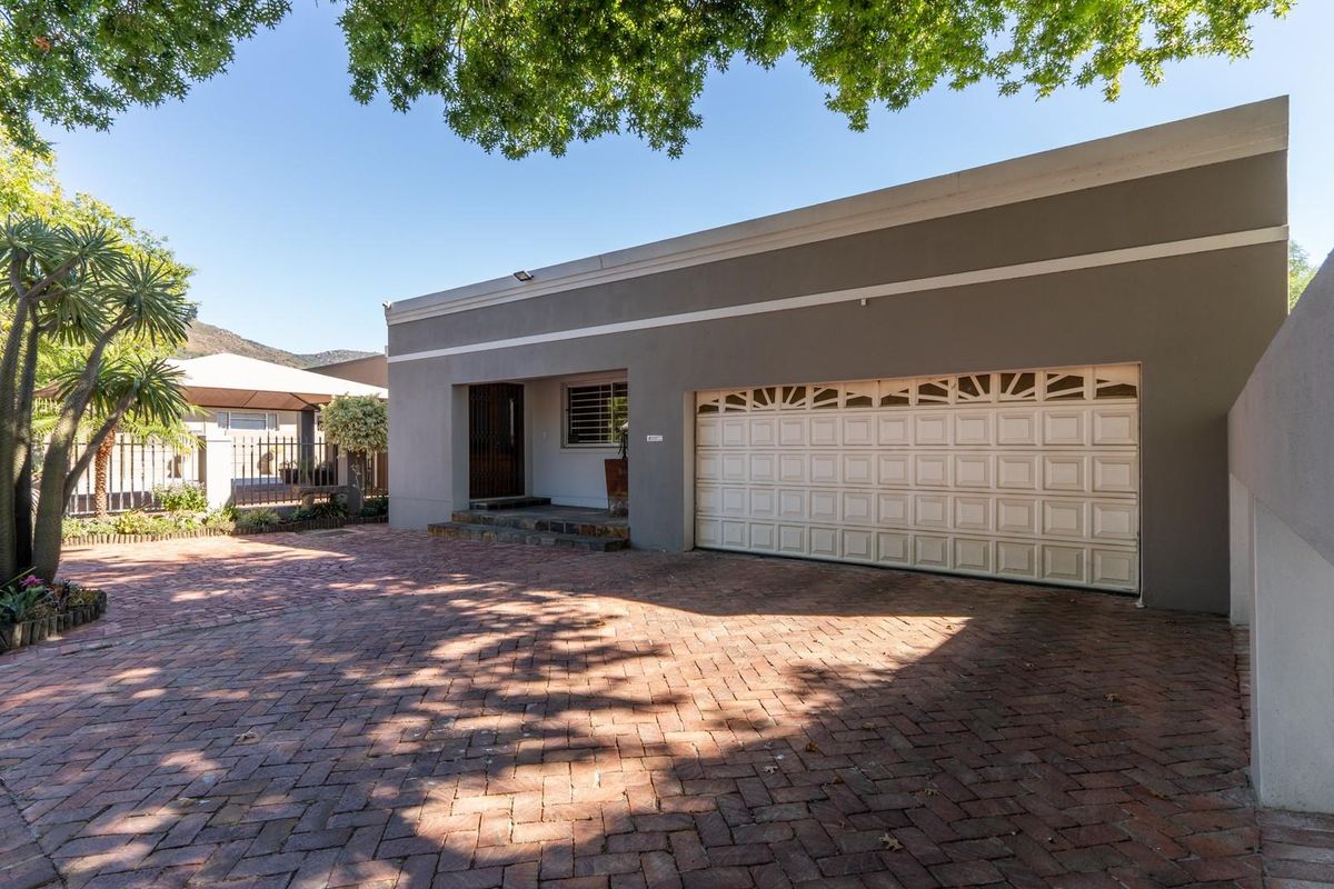 Spacious Family Home with Excellent Entertainment Flow in Paarl North - Photo 2