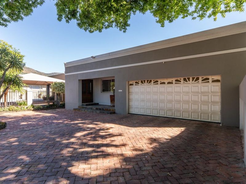 Spacious Family Home with Excellent Entertainment Flow in Paarl North - Photo 2