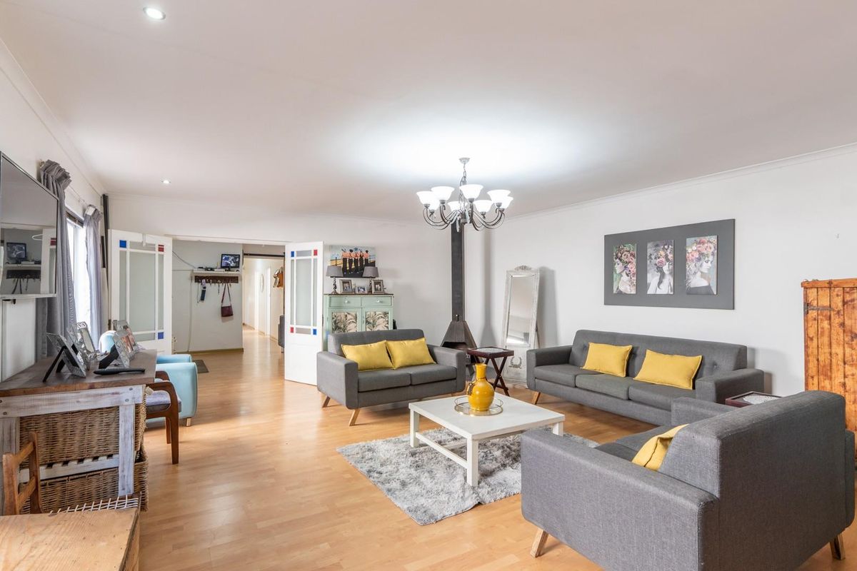 Spacious Family Home with Excellent Entertainment Flow in Paarl North - Photo 5