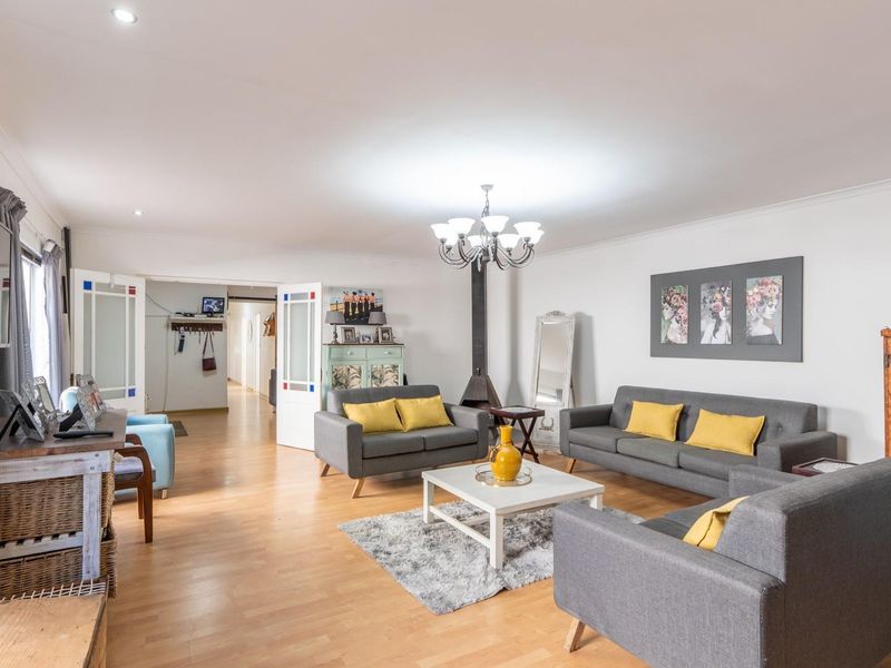 Spacious Family Home with Excellent Entertainment Flow in Paarl North - Photo 5