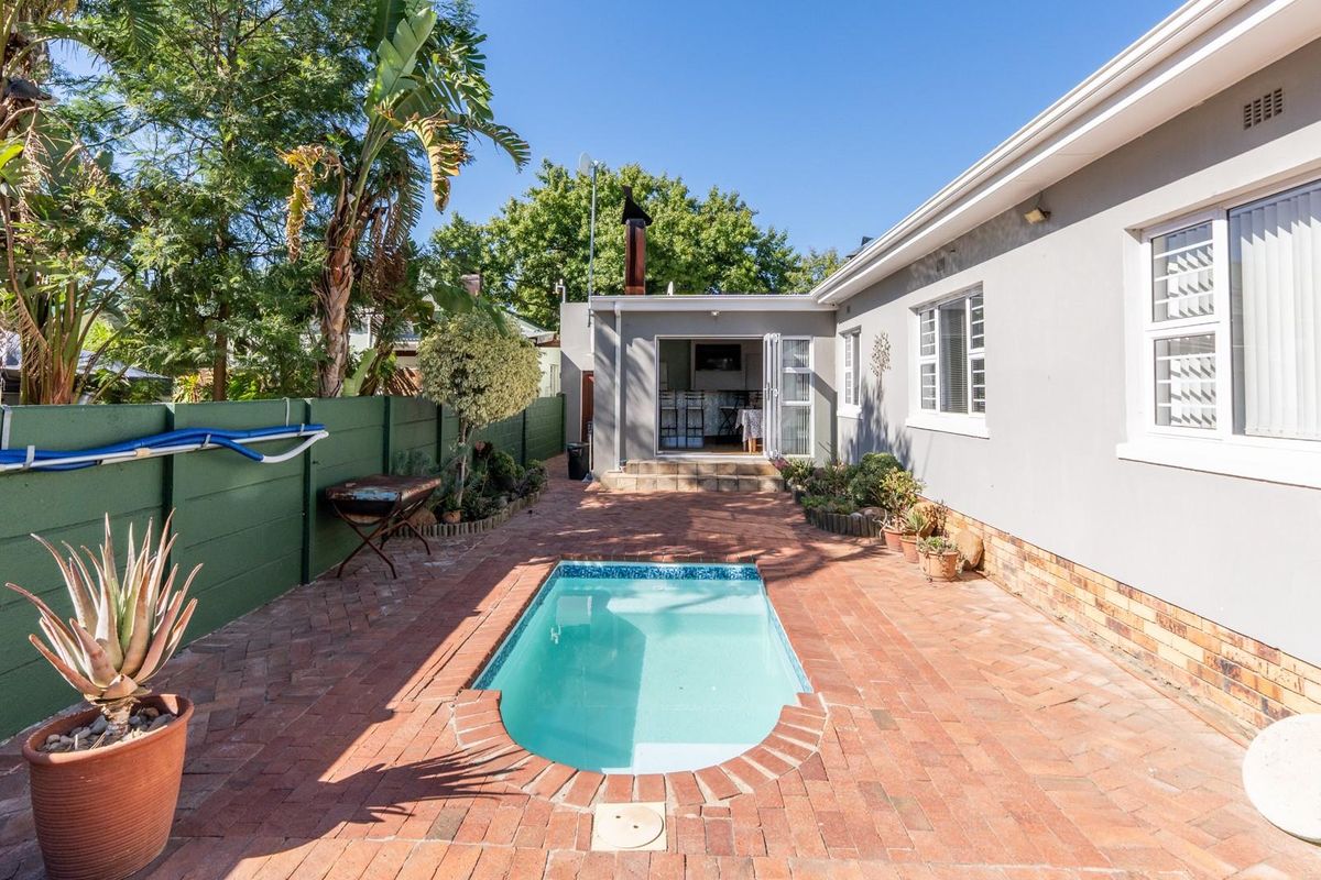 Spacious Family Home with Excellent Entertainment Flow in Paarl North - Photo 2