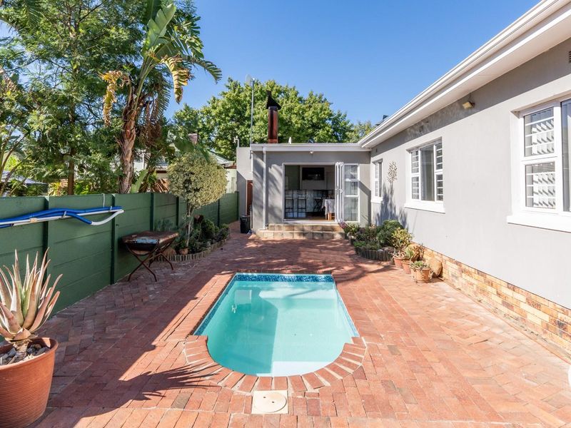 Spacious Family Home with Excellent Entertainment Flow in Paarl North - Photo 2