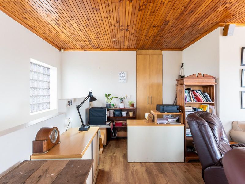 Bettys Bay - Refined Double-Storey Home Offering Spectacular Views - Photo 8