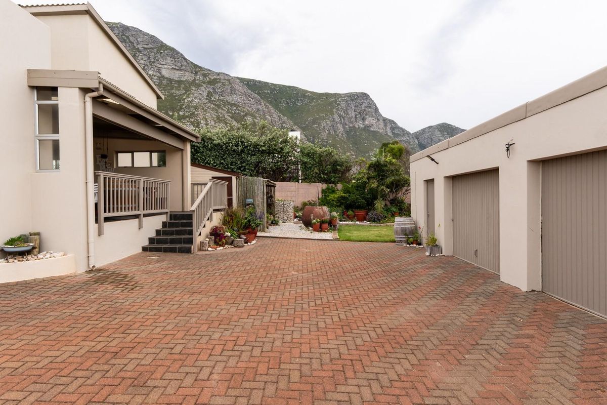 Sea-View Double Storey Home in Sought-After Nemesia Road, Bettys Bay - Photo 4