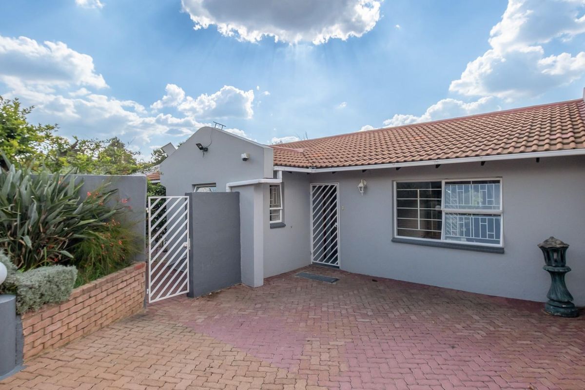Spacious 3 bed townhouse in boomed area - Photo 2