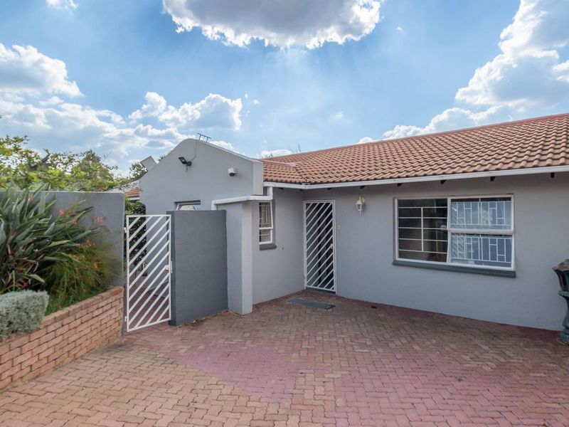 Spacious 3 bed townhouse in boomed area - Photo 2